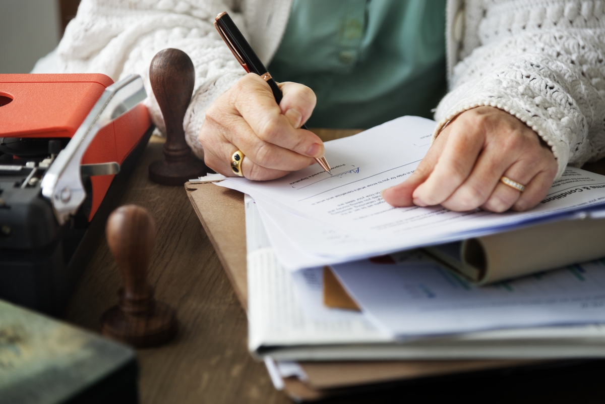 image-from-rawpixel-id-55918-jpeg Senior woman signing a contract
